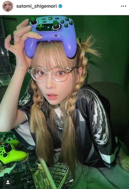 重盛さと美36歳、金髪三つ編み×メガネなオタ姿に激変！ファン歓喜