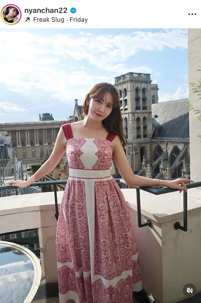 小嶋陽菜37歳、超ミニショーパン姿でセレブなマルセイユ休日に