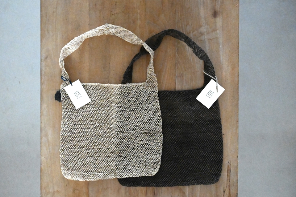 ラオスの手仕事 ひとつづきで編んだ葛のバッグ - ウェブショップ