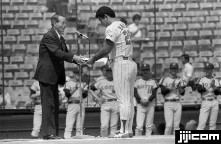 通算100セーブで表彰さ…：ON・プロ野球黄金期 なつかしの名選手①