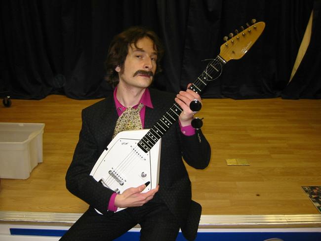 レノンとマッカートニーのギター 元ビートルズの…：伝説のお宝ギター