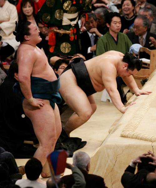 優勝決定戦で朝青龍（右）に敗れ、土俵下で悔しがる：横綱 白鵬 写真