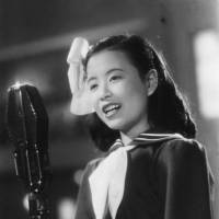 50万枚の大ヒット曲「悲しき口笛」を歌う美空…：天才少年・天才少女