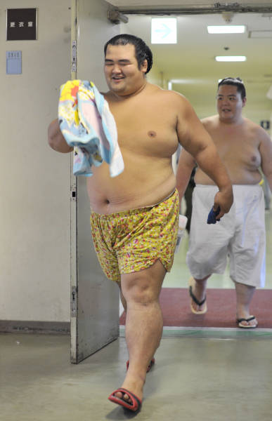 2011年大相撲名古屋場所11日目、白鵬を破った琴…：大関 琴奨菊