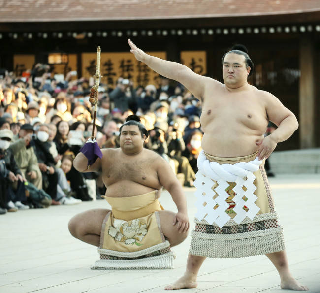 横綱に昇進し、明治神宮奉納土俵入りで雲竜型を披露する稀…：稀勢の里