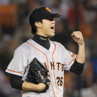 ロッテに完封勝利し、マウンド上でガッツ…：「侍ジャパン」 内海哲也