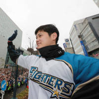 日本シリーズを制し、胴上げされる日本ハムの栗山…：日本ハムの優勝