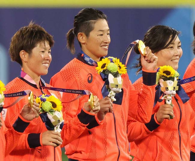 東京五輪で金メダルを獲得し、…：五輪連覇！女子ソフトボール日本代表