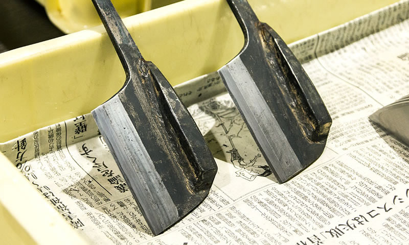 珍しいタイプの「京都型のうなぎ裂包丁」 - 包丁ラボ 堺實光