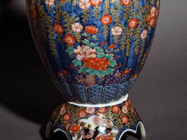 献上手古伊万里焼】特大沈香壷 染錦本金藤牡丹吉祥図