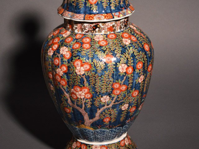 献上手古伊万里焼】特大沈香壷 染錦本金藤牡丹吉祥図