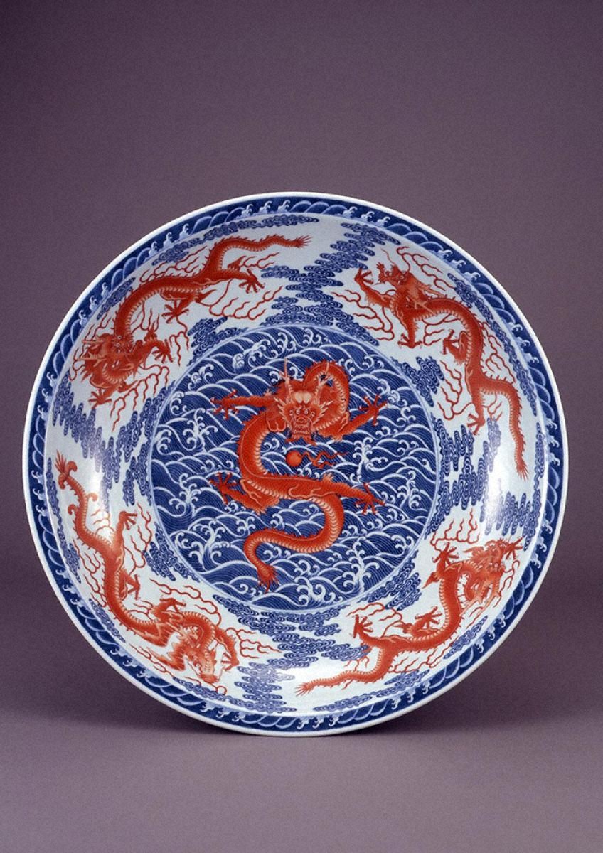 青花紅彩龍濤文盤｜展示中の日本・東洋のやきもの｜コレクション｜岡田