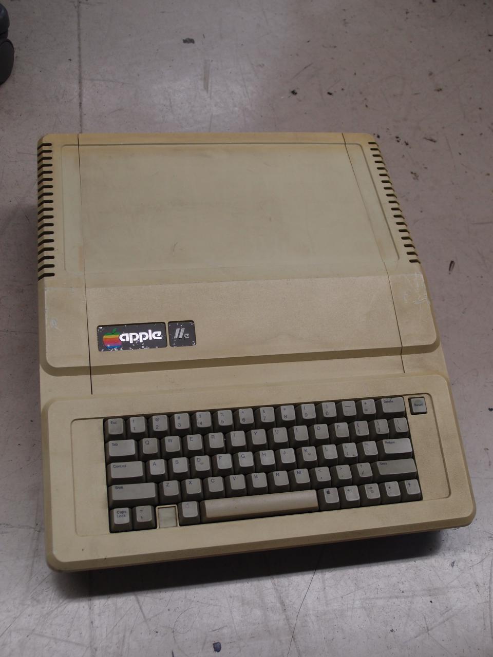 apple_appleiie_front.jpg