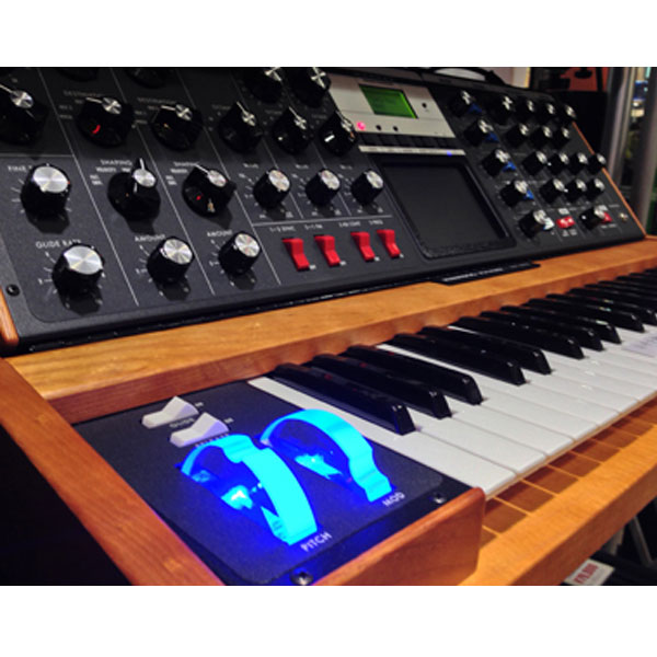 Korg、MOOGから最高品質のシンセサイザーMinimoog Voyager Performer