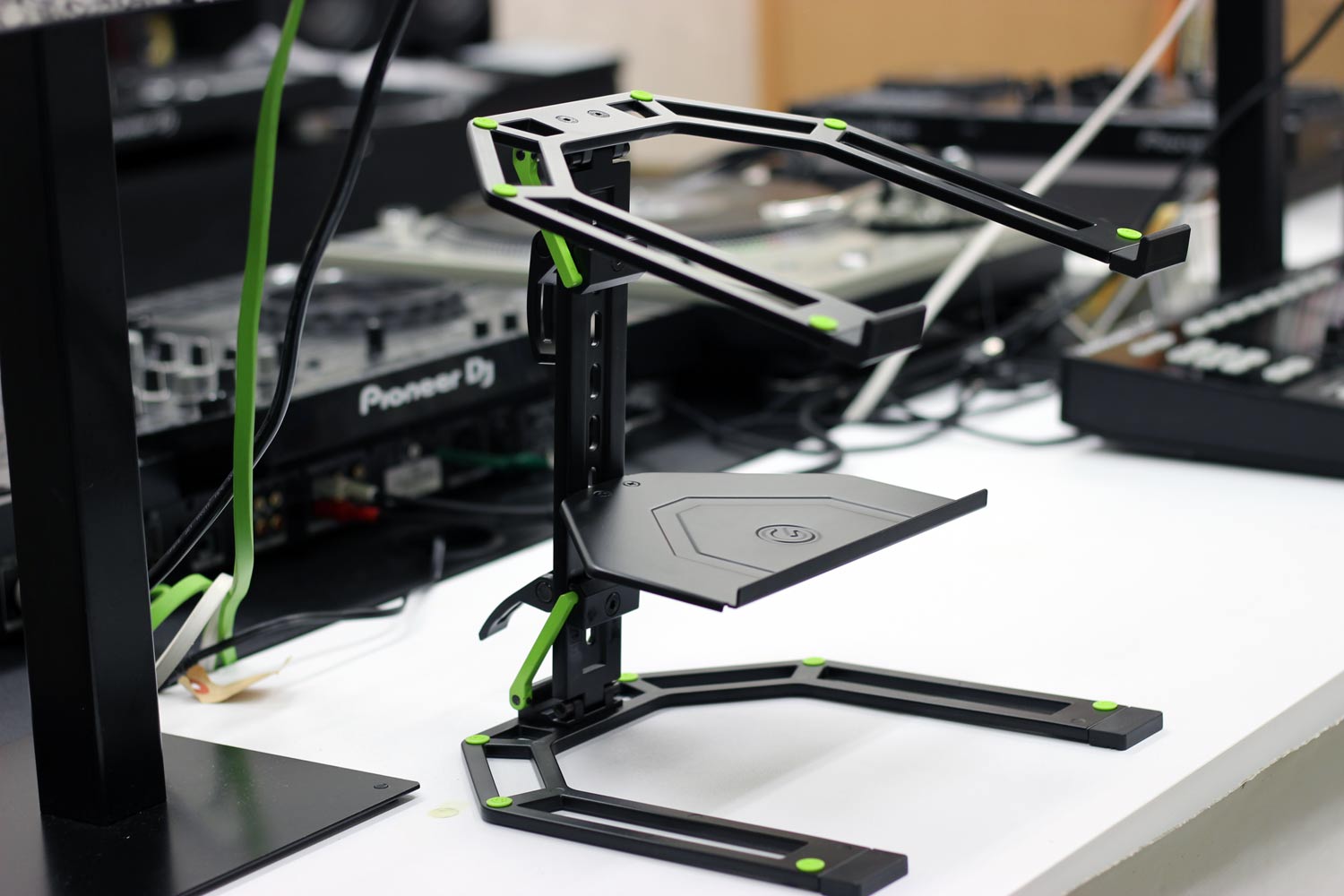 Gravityの使いやすいラップトップ＆コントローラースタンドをご紹介