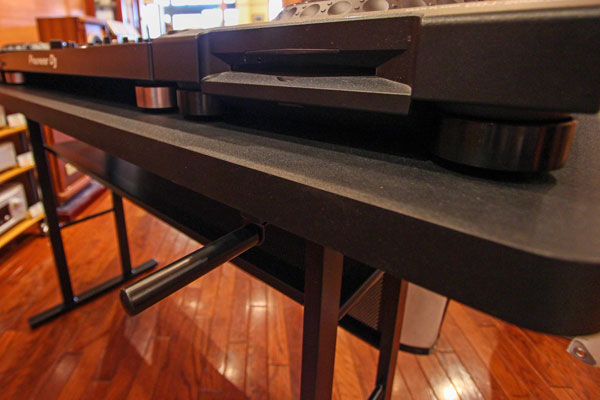 DJ用テーブルの決定版！安い、強い、機能的の三拍子が揃ったDODAI＋