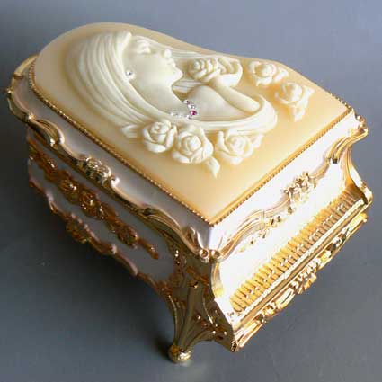 リュージュ 18弁オルゴール鍵付きジュエリーボックスの通販 by MYM