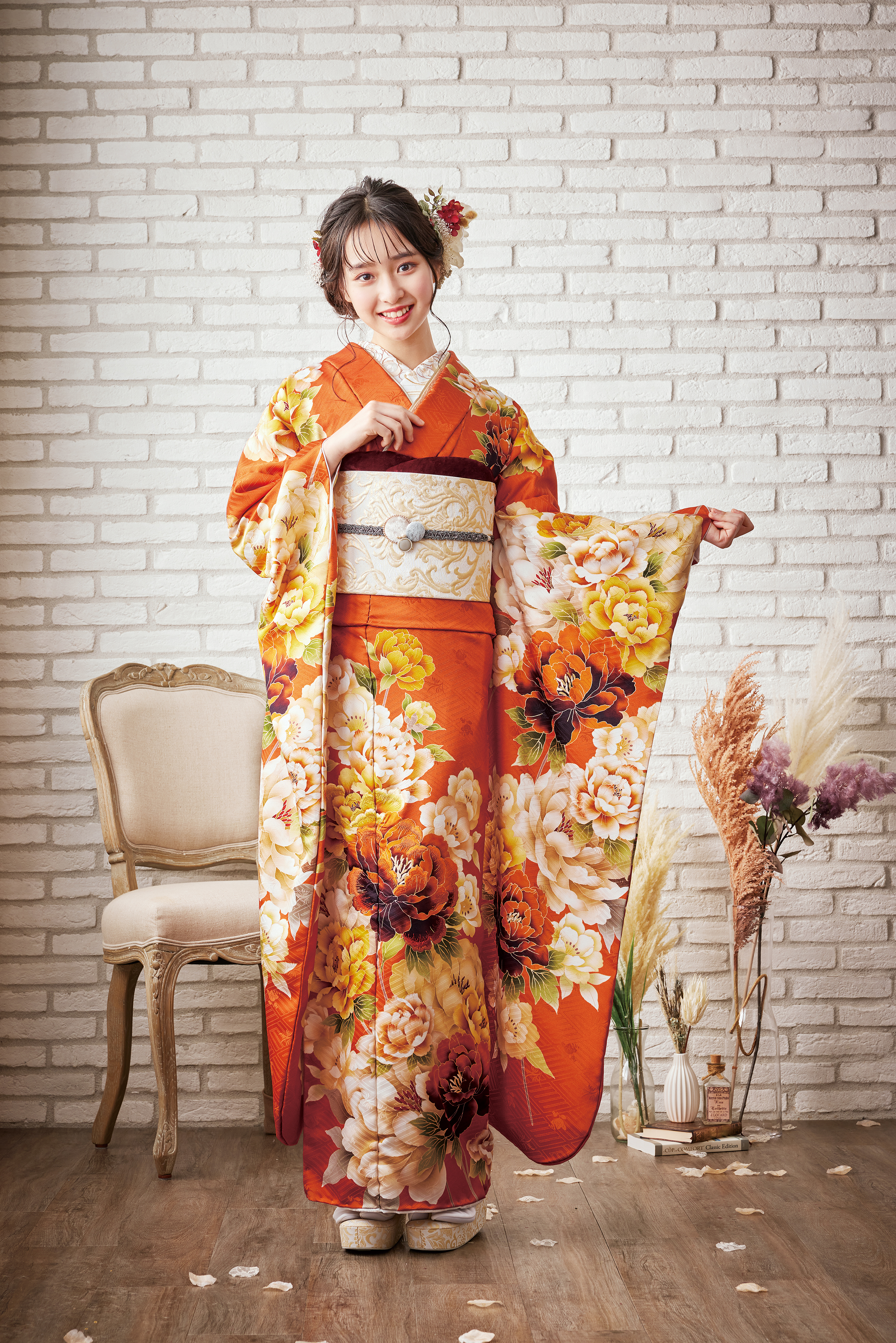 新作振袖！華やかなオレンジ色のお振袖🌸同系色で描かれた模様が今っ