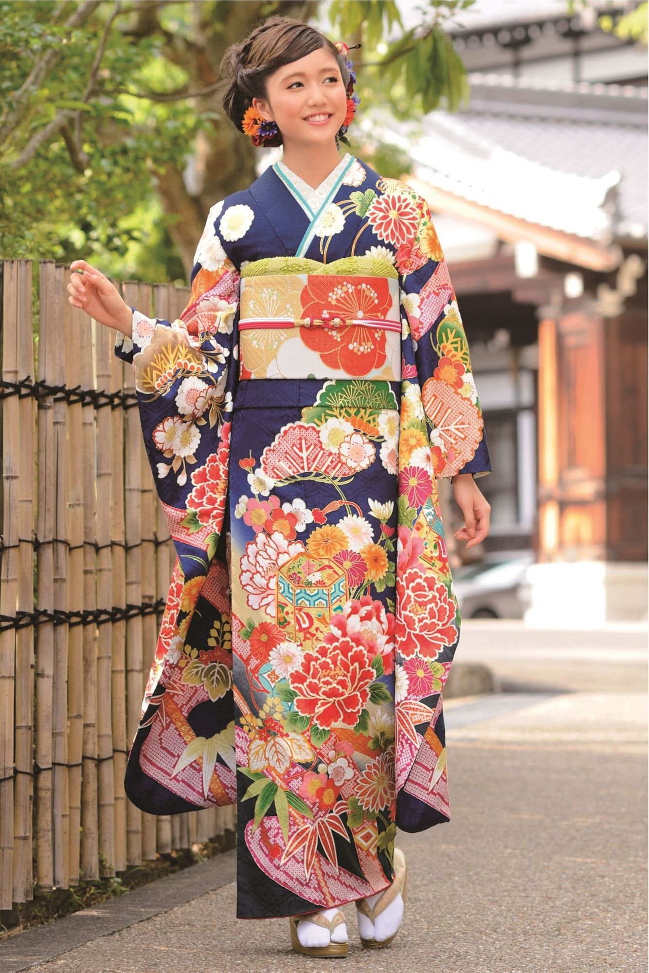 紺地にオレンジやピンクの牡丹と菊が咲き誇る大柄振袖｜伝統美と華やぎ