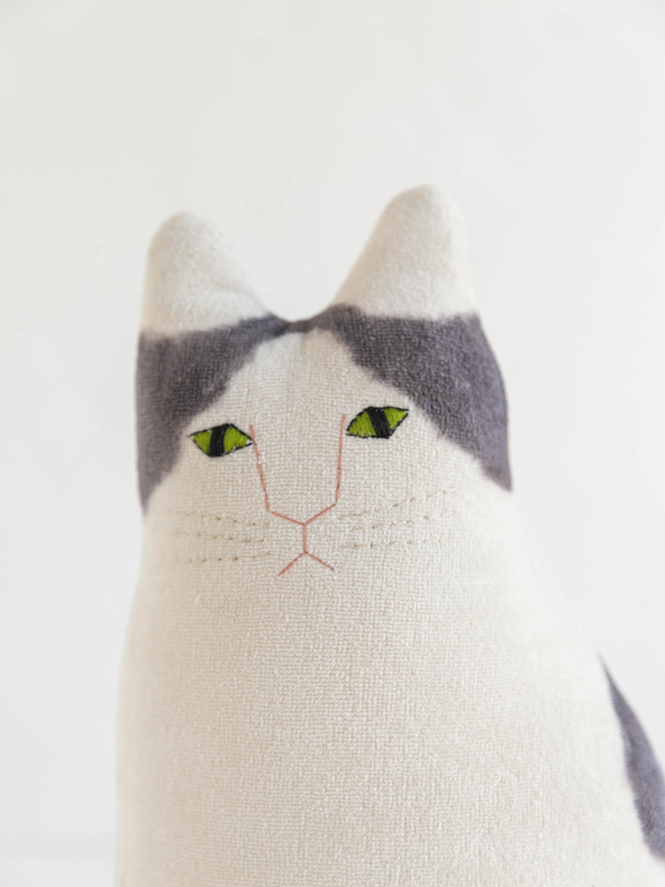 Tomotake ネコのクッション｜オブジェ・ぬいぐるみ｜オルネ ド