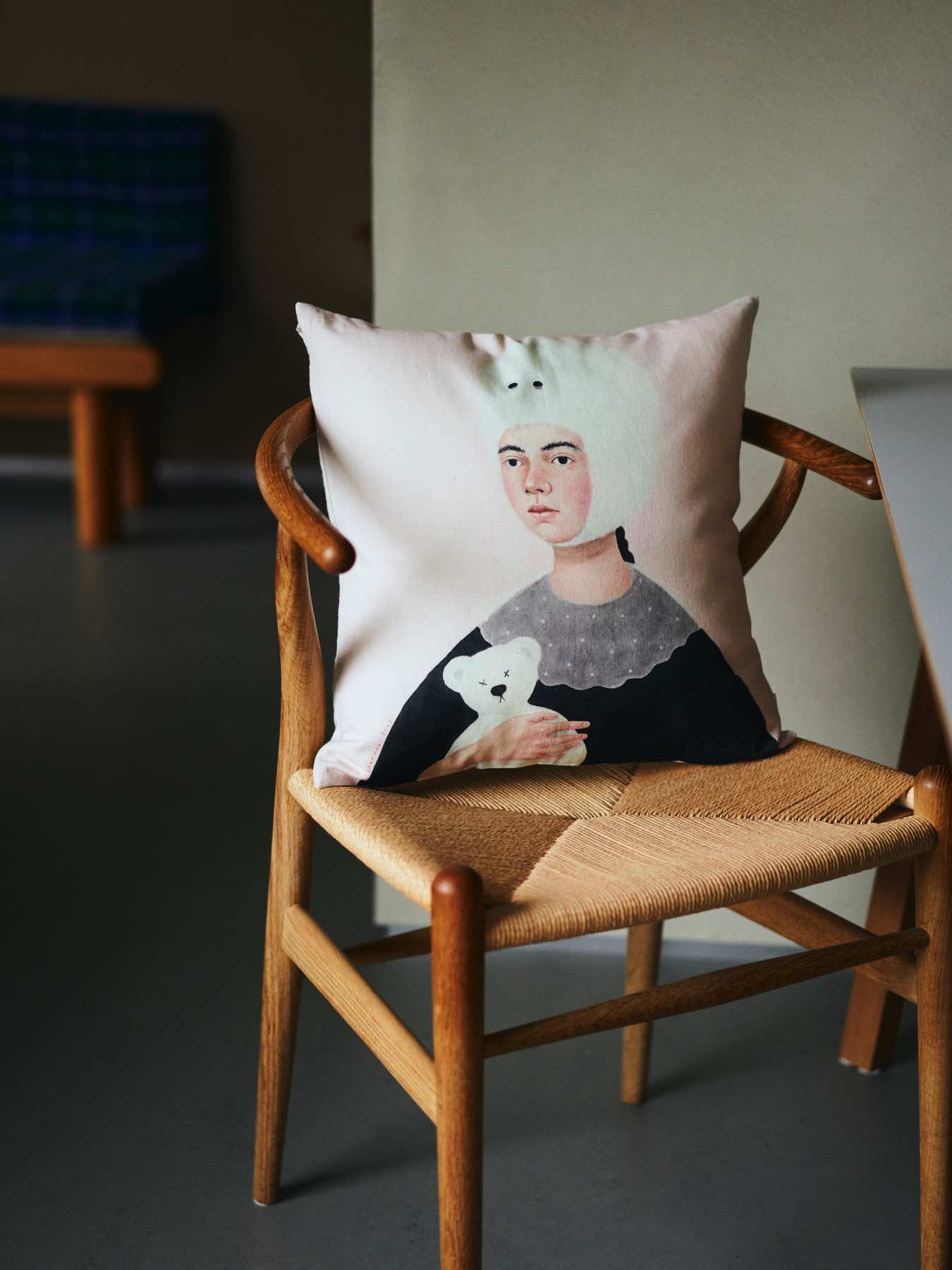 坂巻弓華 オリジナルクッションカバー／変なお姉さま。「私は雪の妖精