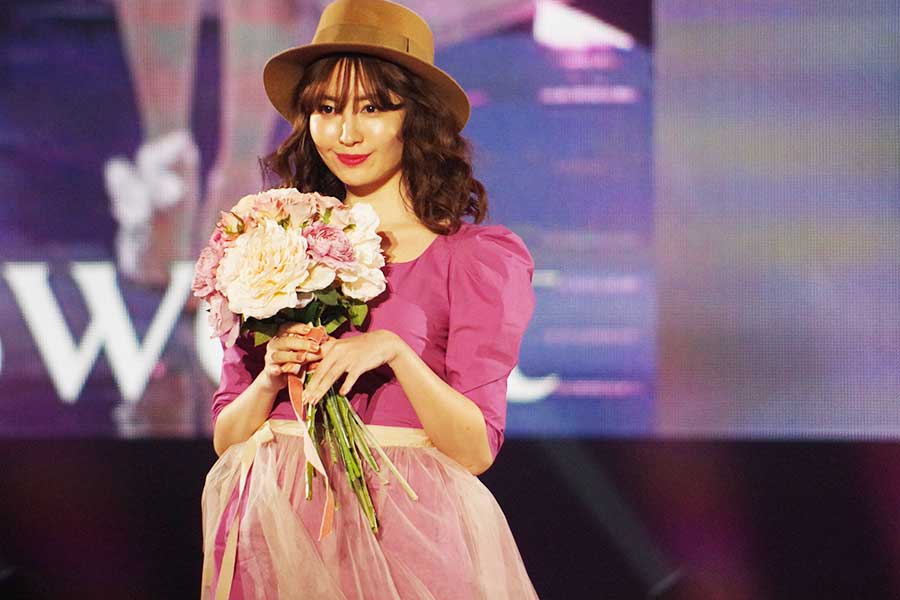 小嶋陽菜、神戸のランウェイで投げキッス | Lmaga.jp