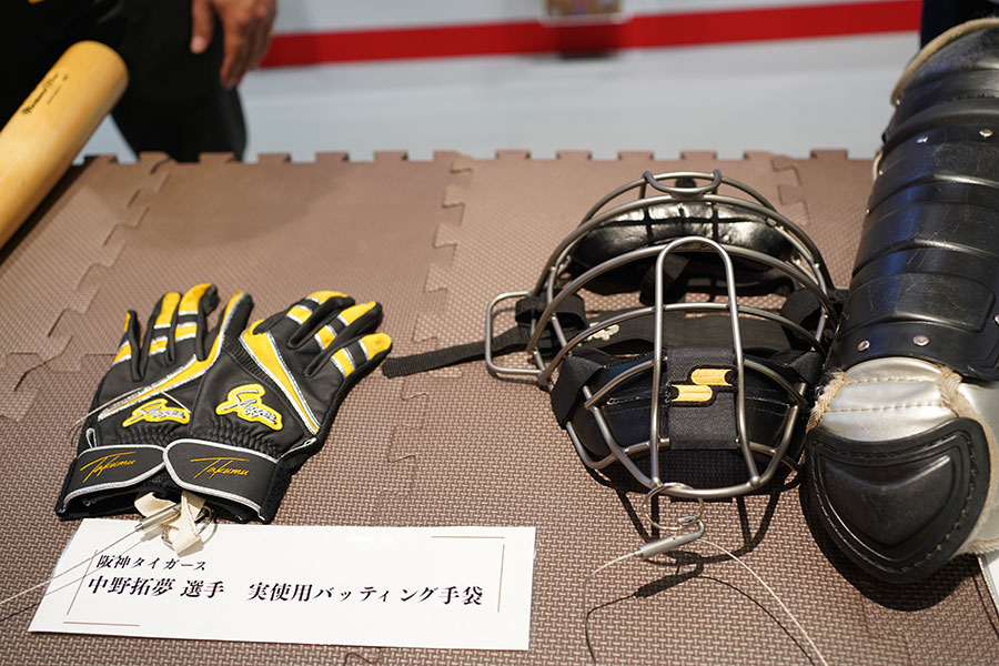 触ってOK！ 阪神タイガース選手の「道具」、5日間限定で万博に