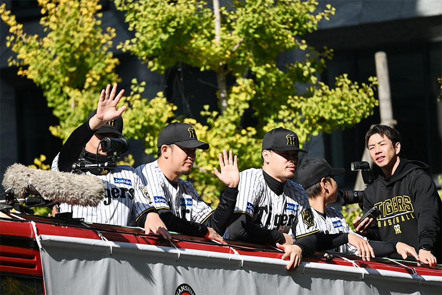 阪神・佐藤輝明「50本打って！」に笑顔…御堂筋のタイガース優勝