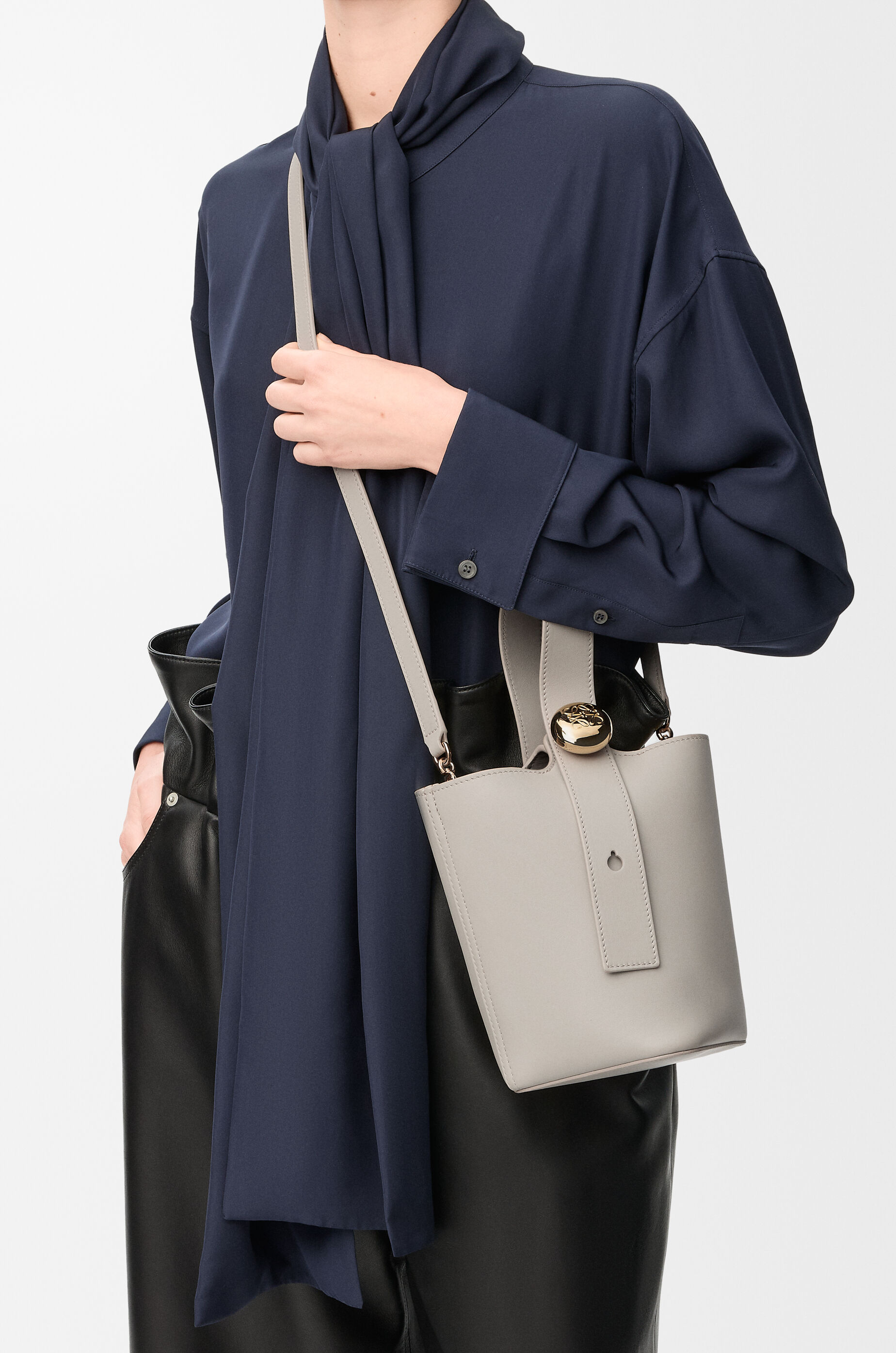 ペブル バケットバッグ ミニ（スムースカーフ） グレー - LOEWE Japan