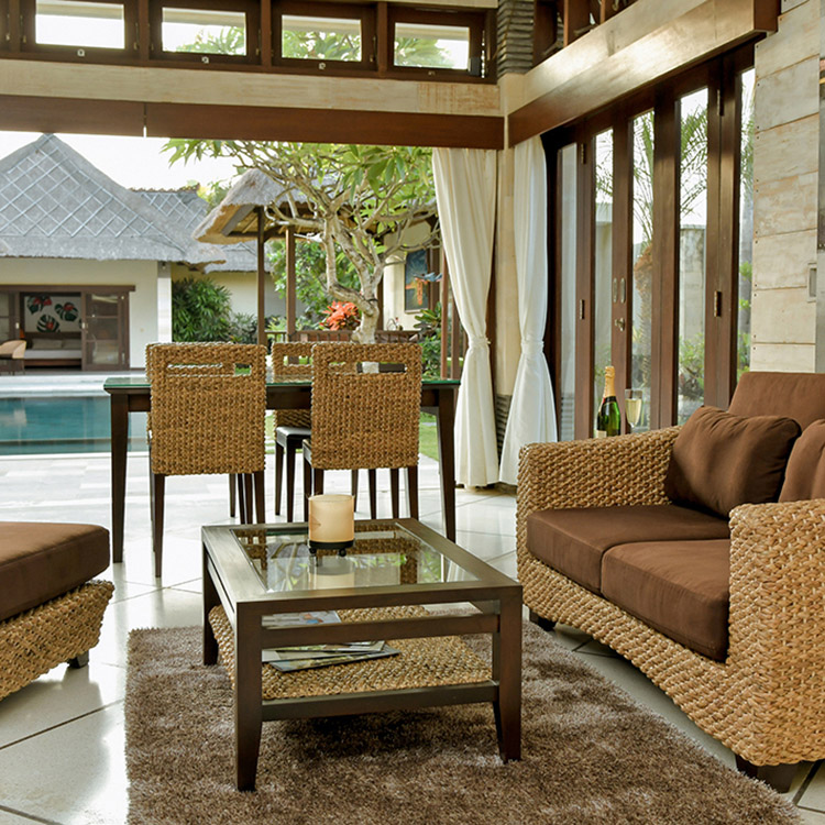 リゾート感たっぷりのローテーブル。使いやすいガラス天板も人気の秘訣