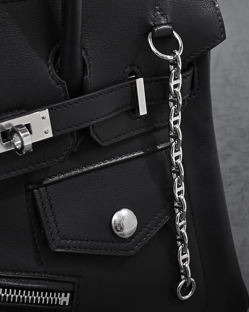 1930年代のバイカースタイルとモダニティのエッセンスを融合した