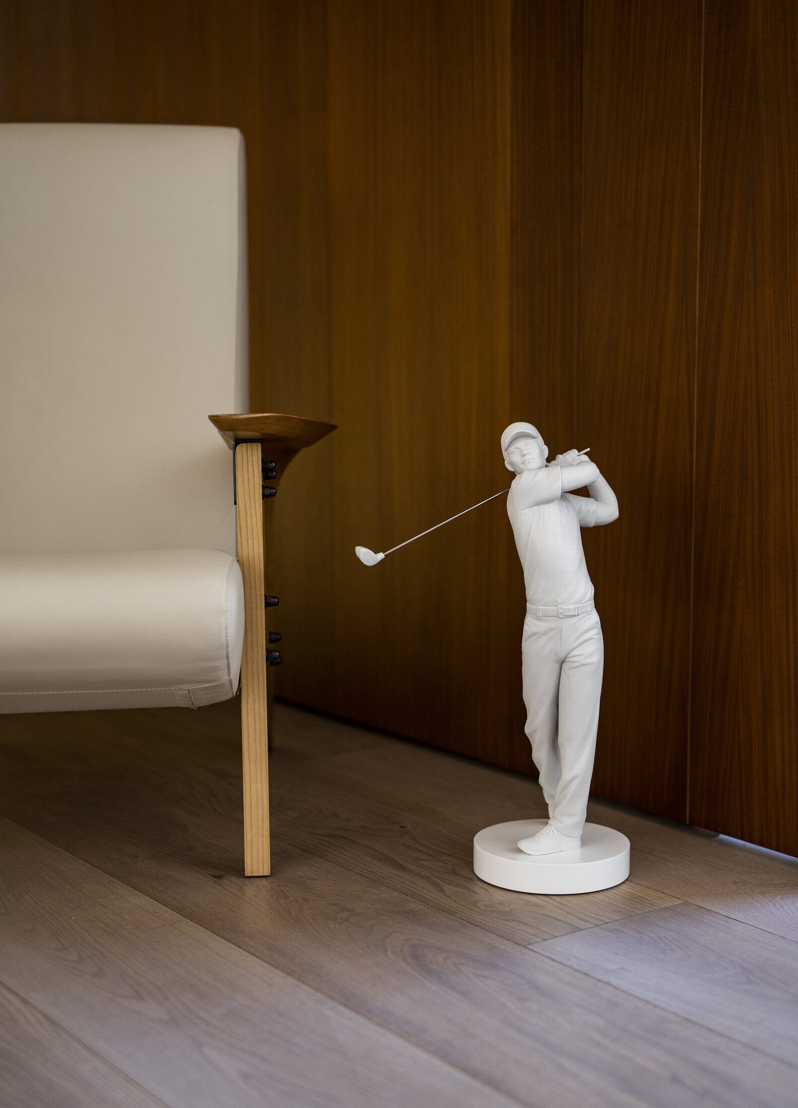Golf Champion Man Figurine. White | Lladró® USA