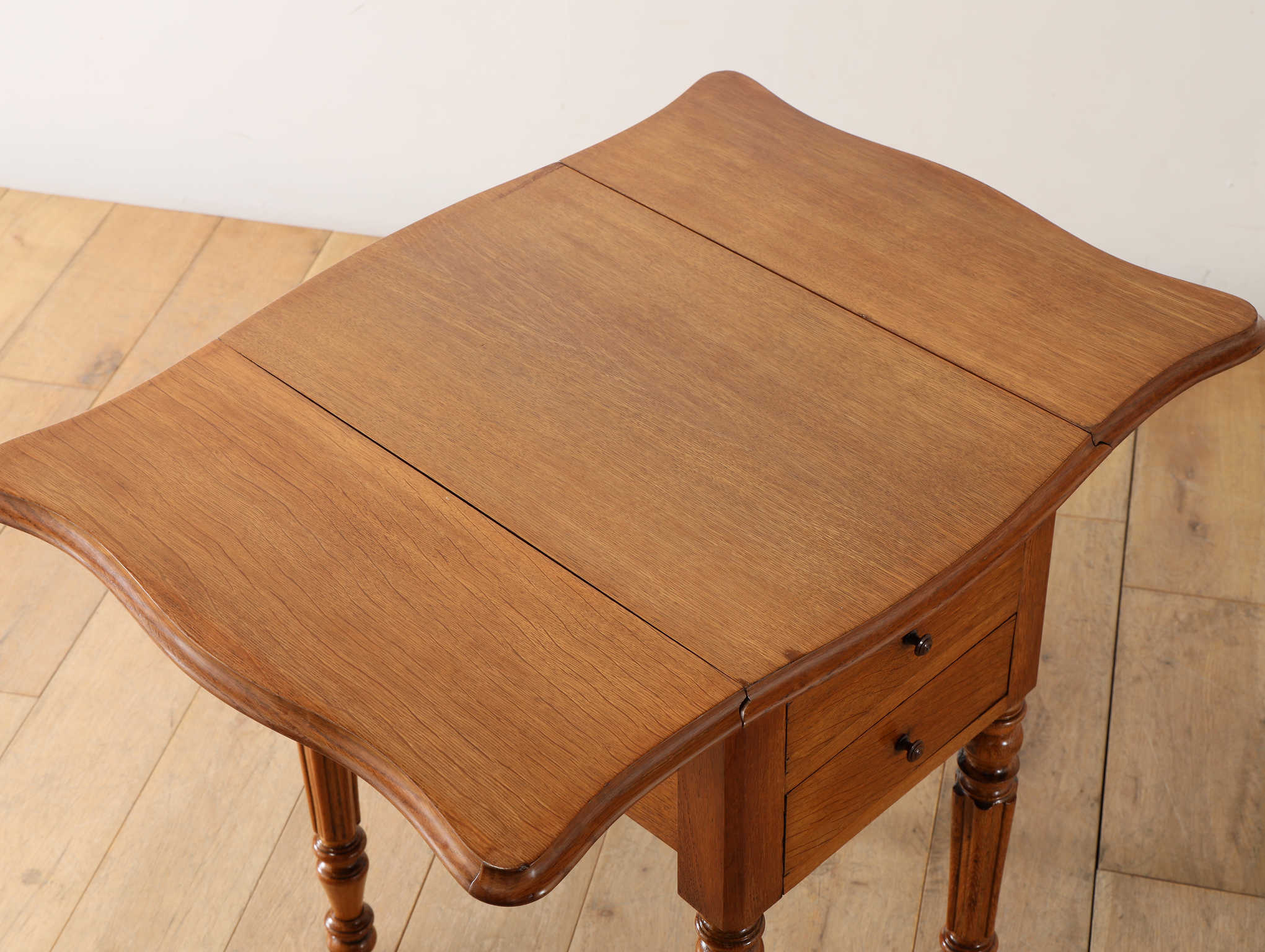 ドロップリーフテーブル | ロイズ・アンティークス | ヨーロッパの