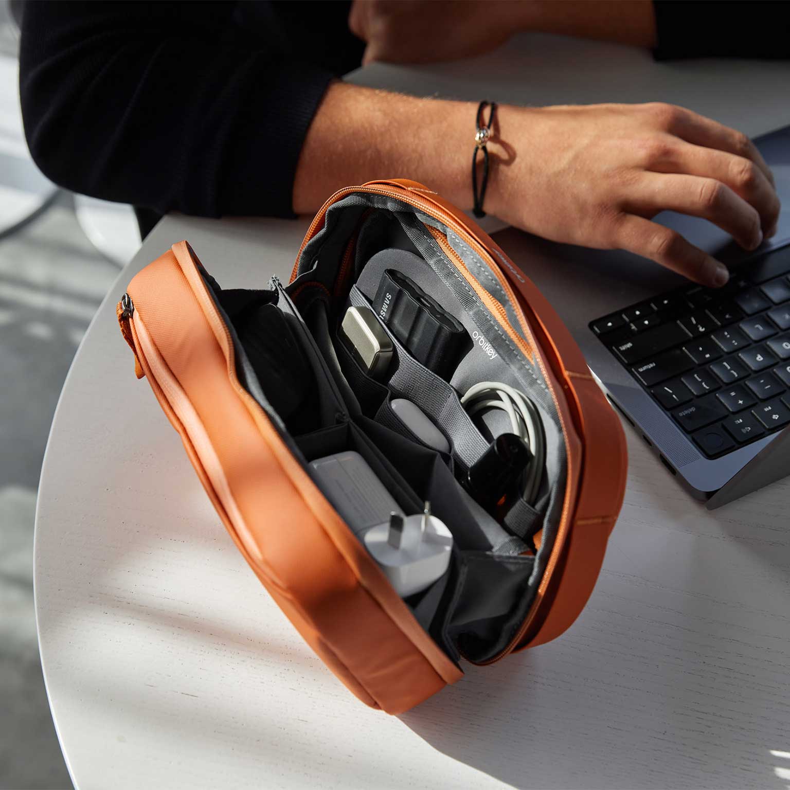 Orbitkey（オービットキー）2-in-1 Tech Pouch | LIVING MOTIF｜家具