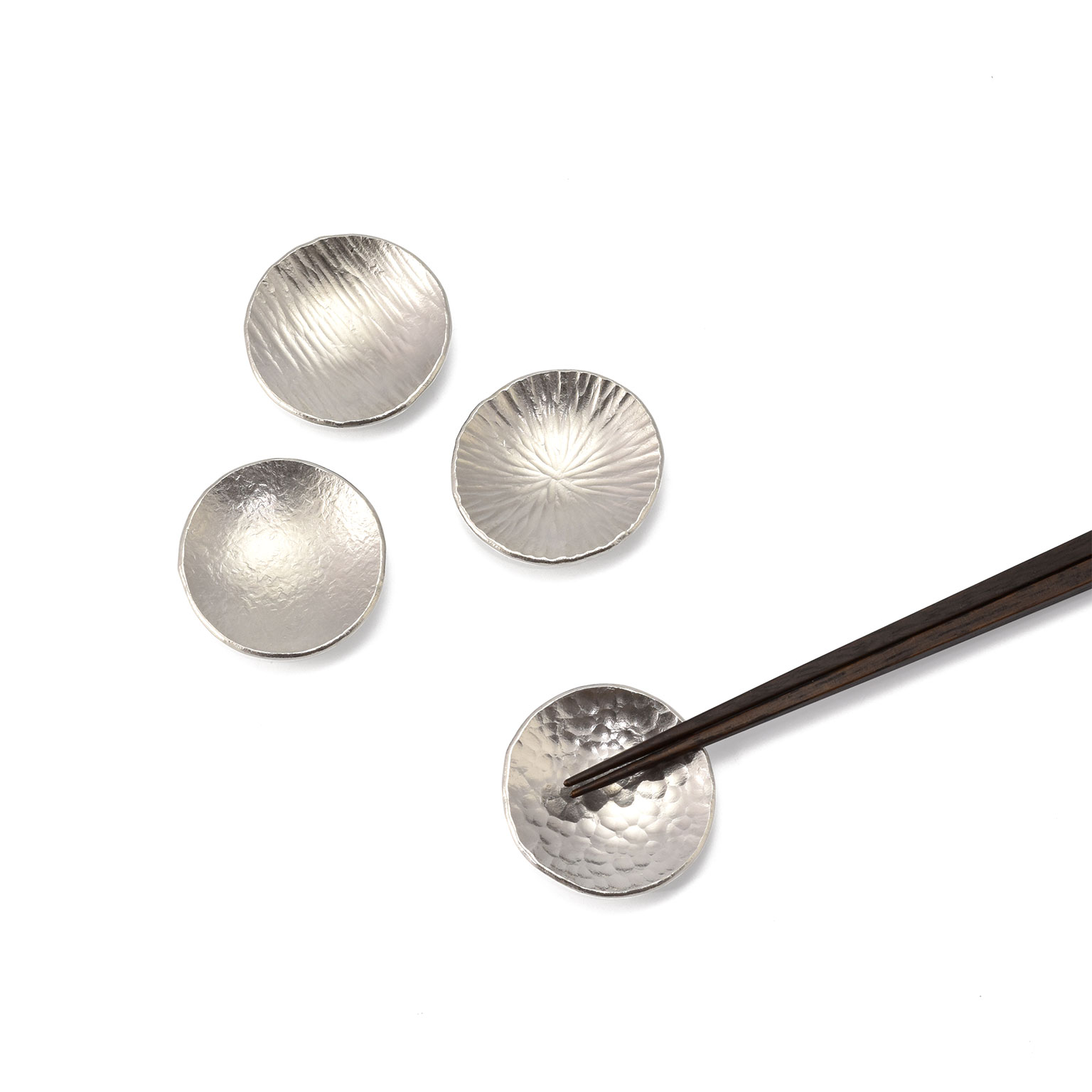 下山 普行（シモヤマ ヒロユキ）錫槌目箸置 | LIVING MOTIF｜家具