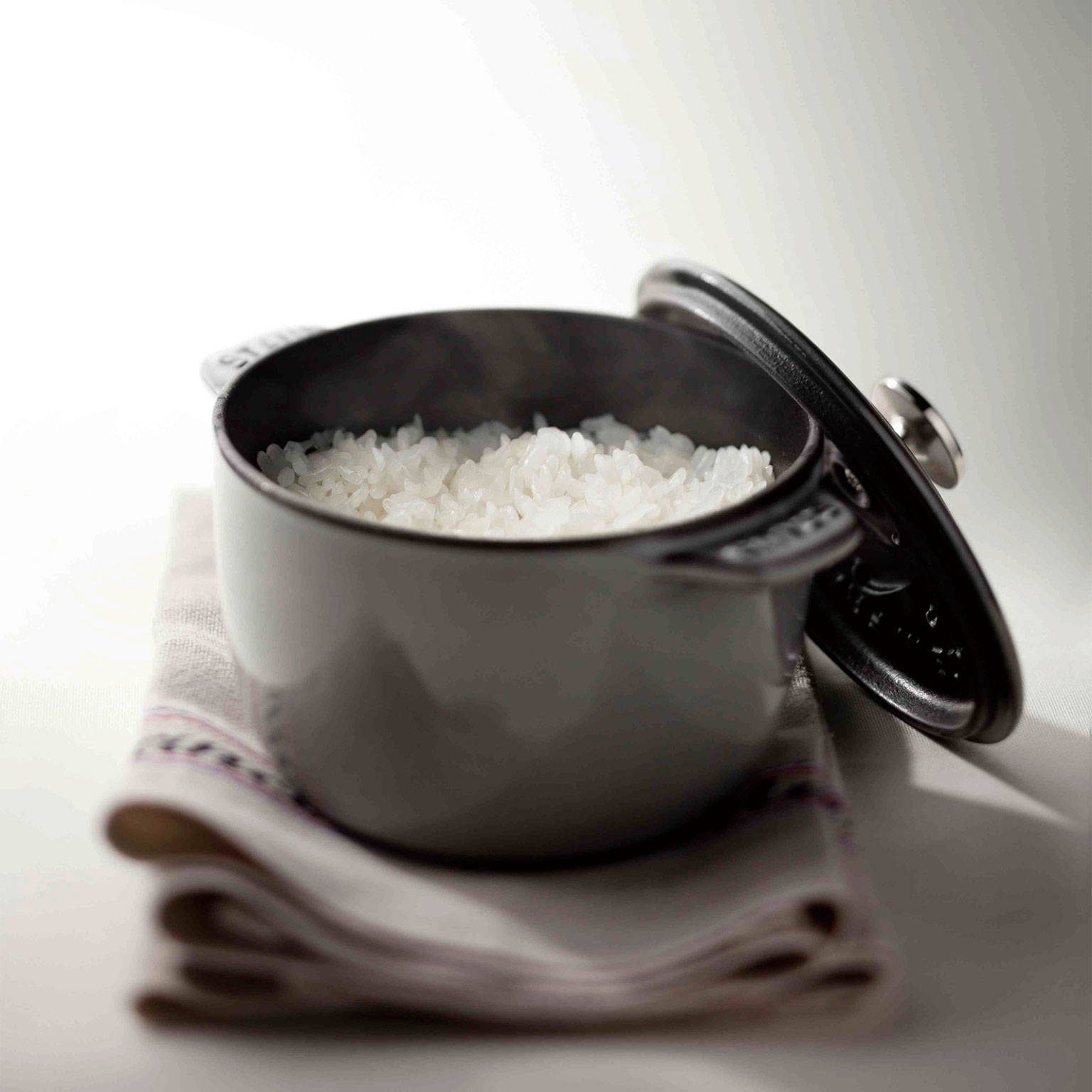 staub（ストウブ）ラ・ココット de GOHAN ブラック M | LIVING MOTIF