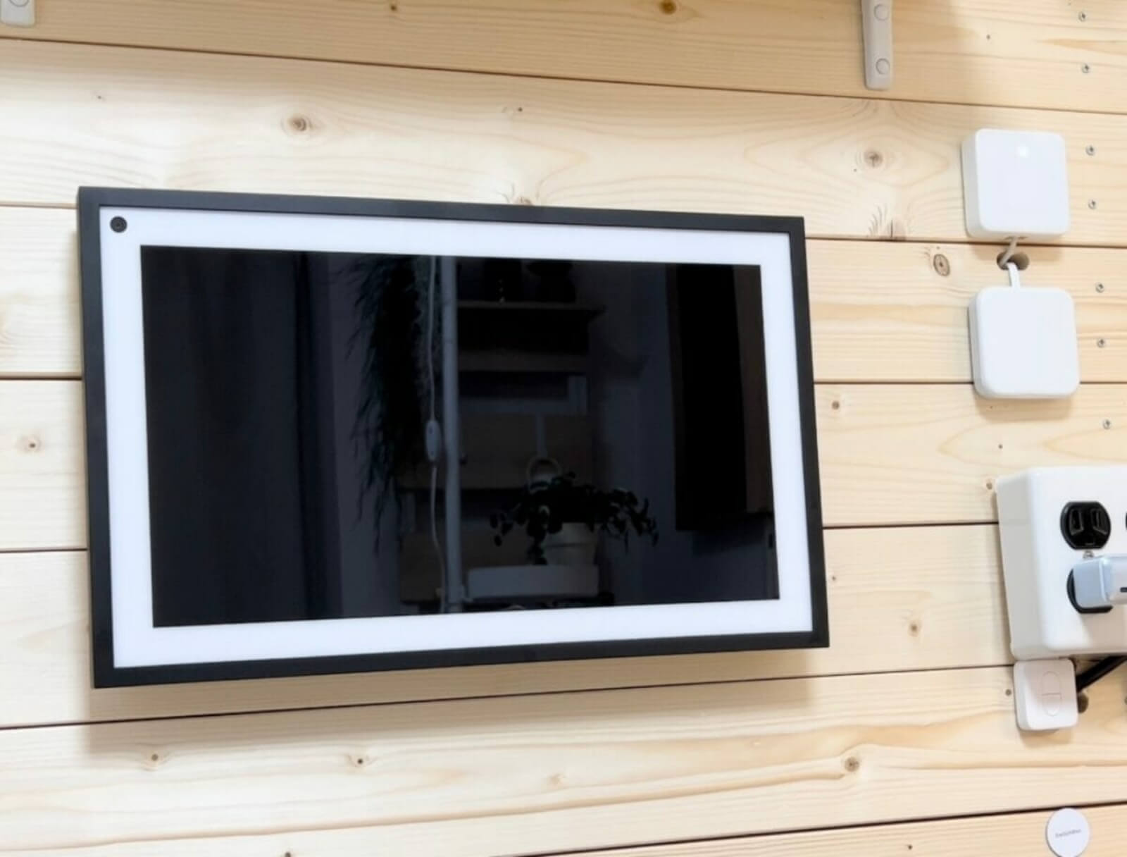 Echo Show 15 レビュー｜実用的なウィジェットが魅力。壁掛けスマート