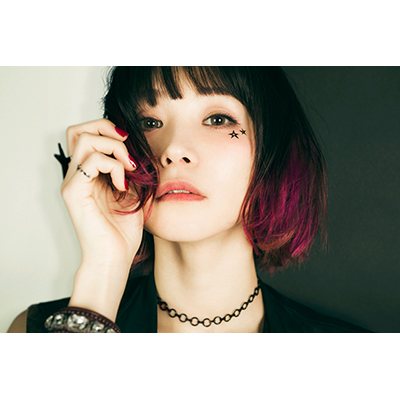 著名ミュージシャンからお祝いコメント多数着信！LiSAベストアルバム