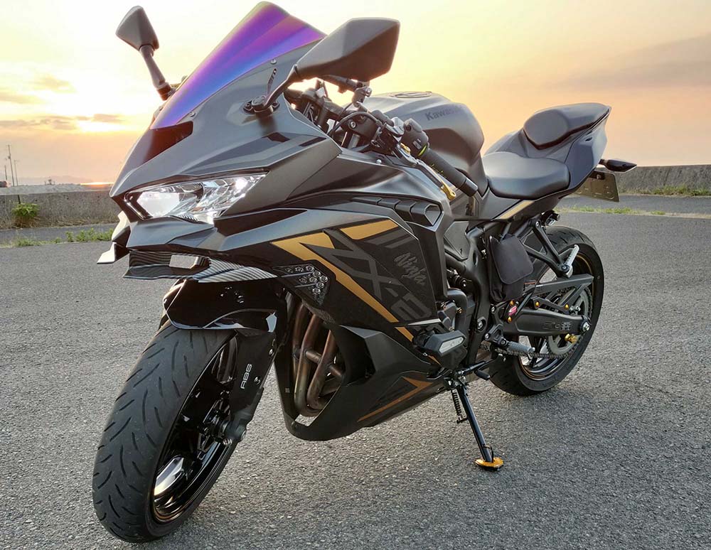 各所にゴールドを散りばめた高級感あるルックス ZX-25R【みんなの