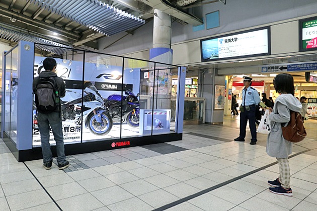 ヤマハが鈴鹿8耐に参戦するマシンをお披露目！品川駅展示レポート