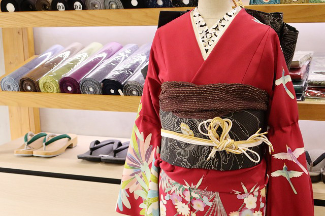 伝統の古典柄 正絹京友禅振袖 赤 〈フルオーダーお仕立て、ガード加工