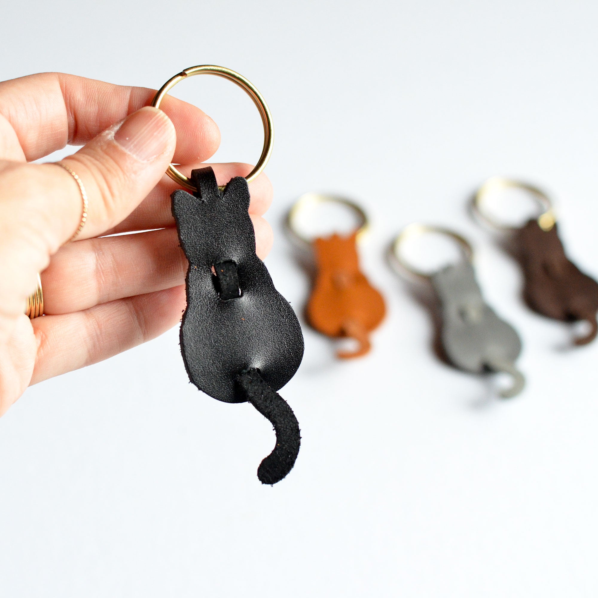 Cat Leather Keychain – Handcrafted Full-Grain Leather – MOSS BAGS