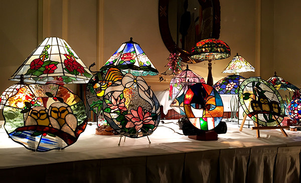 北海道・旭川の山村工房の生徒作品の展示「ステンドグラス スタンド