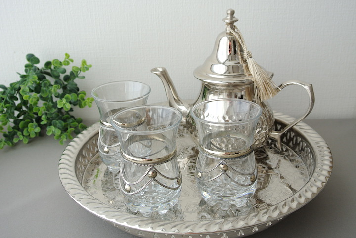 脚付きメタルトレー｜彫り模様・シルバー（合金製）φ27cm お盆 プレート