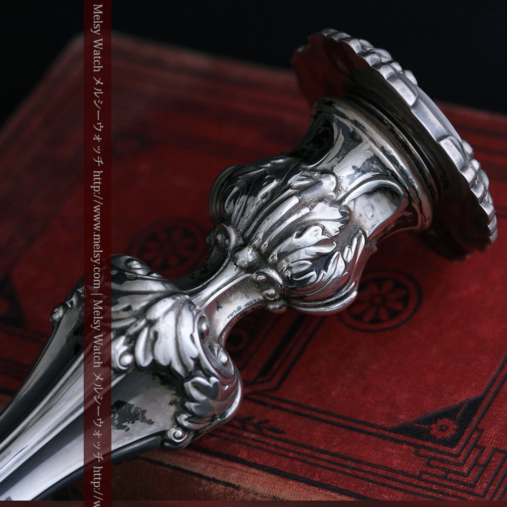 英国ビクトリア朝期の重厚な銀無垢アンティーク燭台1対2本【1900年頃】