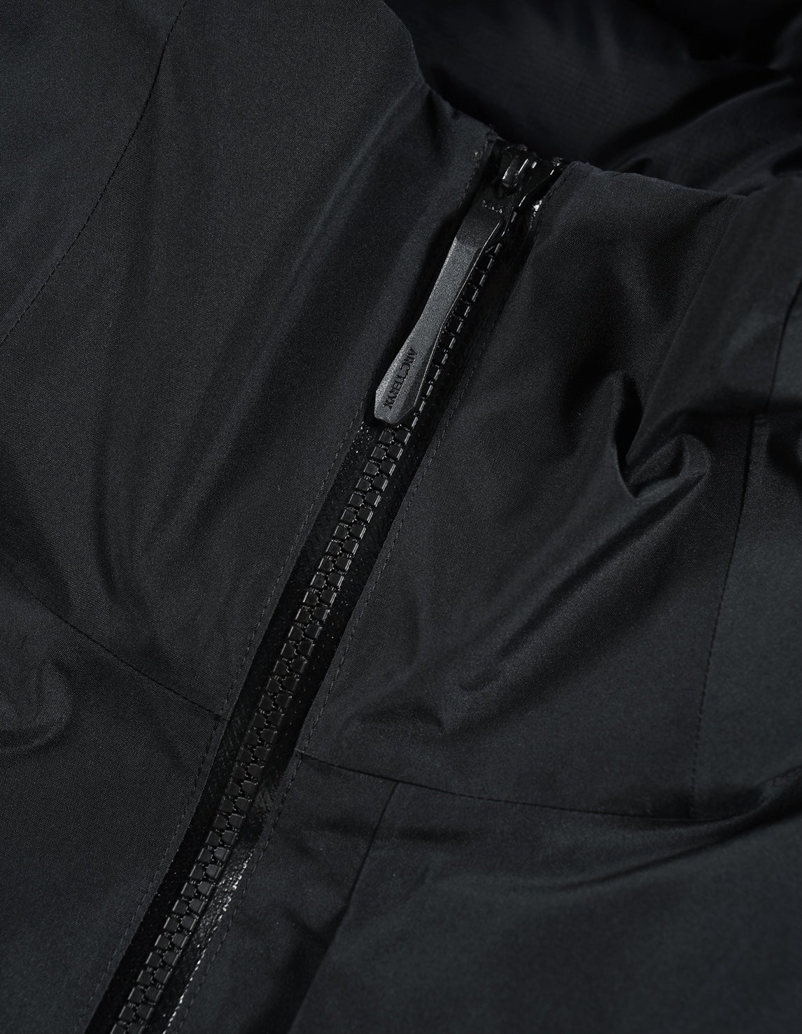 新作の黒ダウンがついに登場！「アークテリクス」で今買って冬まで活躍