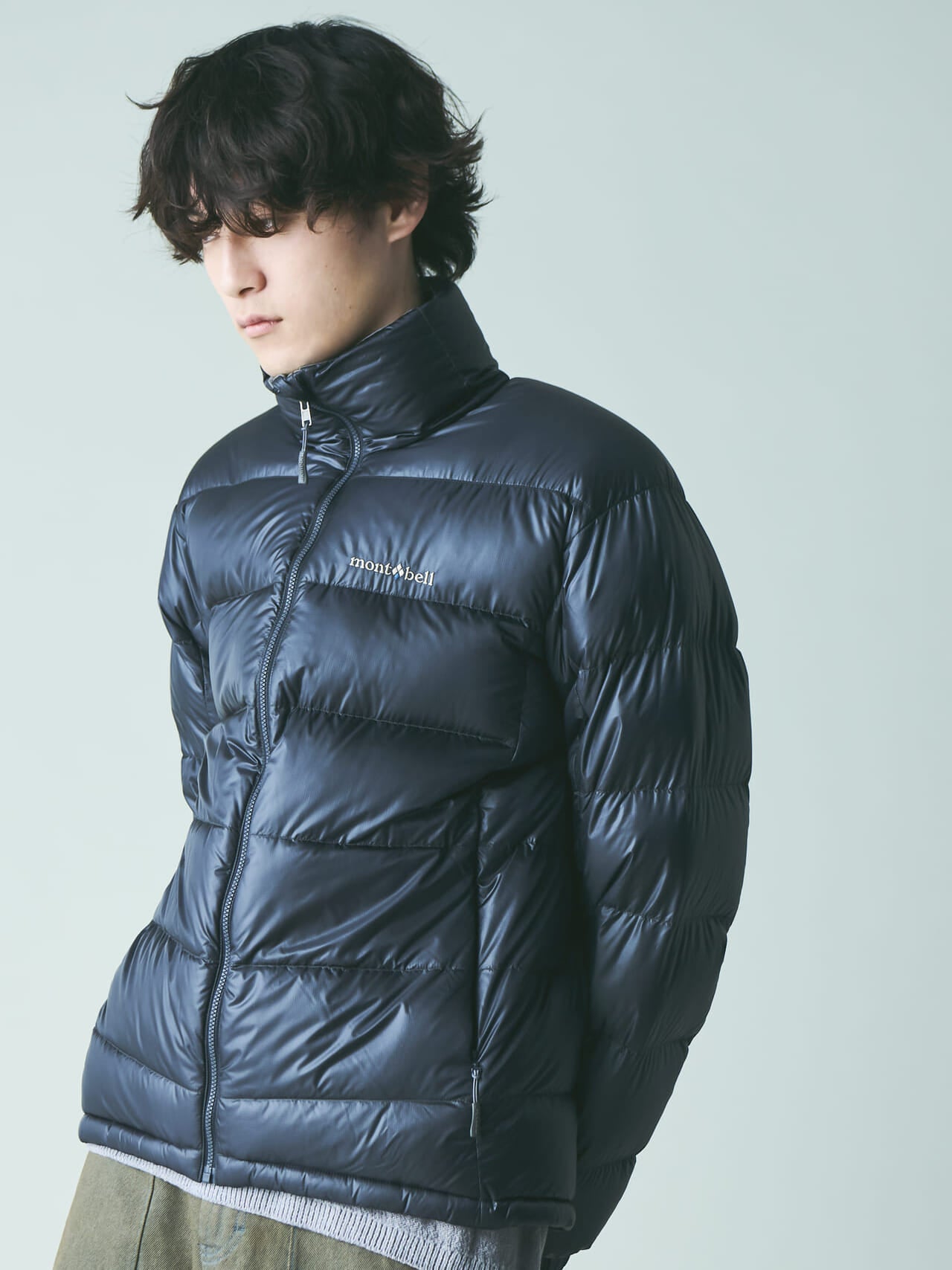 モンベル」のコスパ最高な“定番黒ダウン”はどう着るのが今っぽい