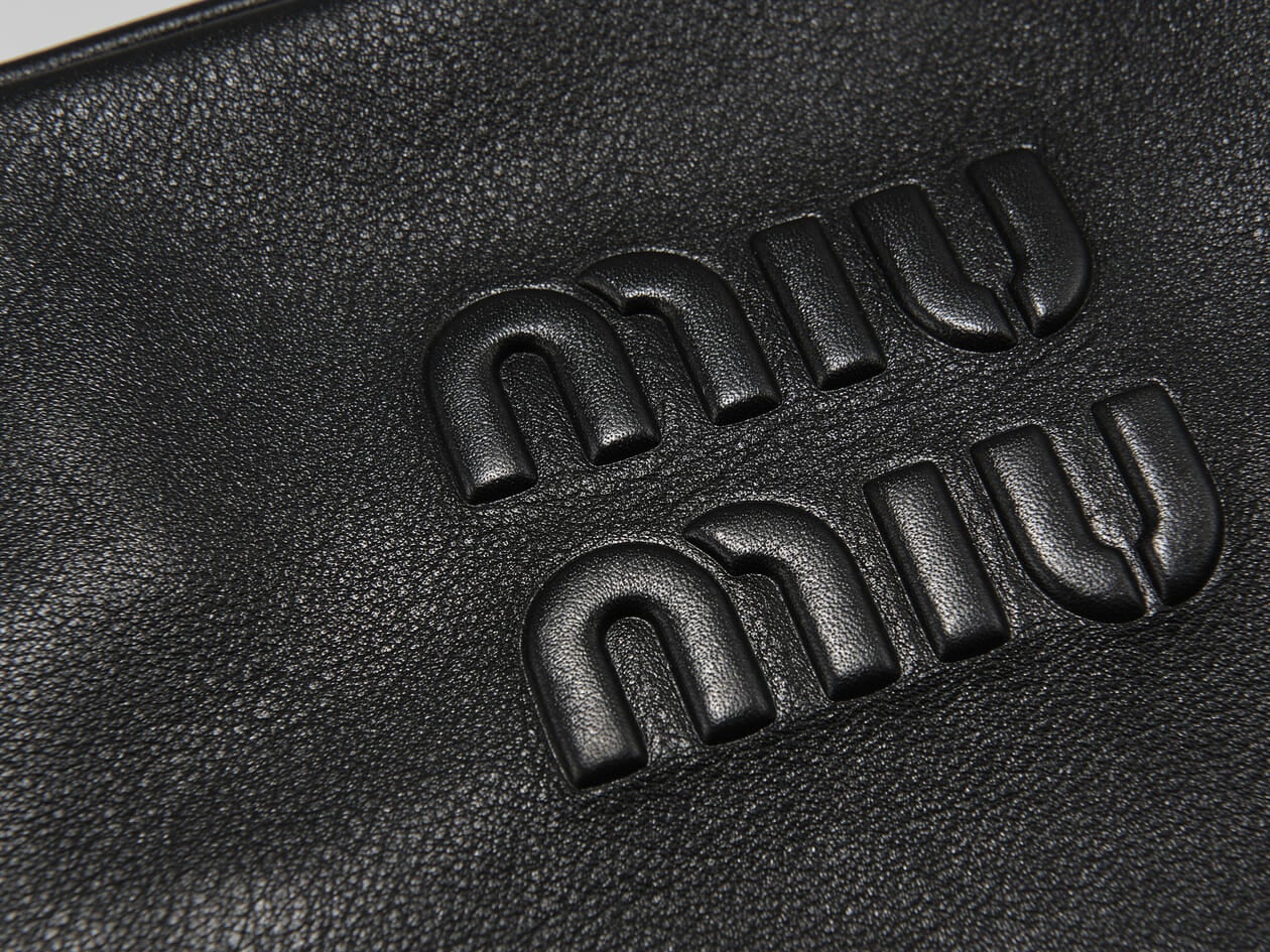 ミュウミュウ」で10月に買うべき名品“黒レザーバッグ”は大人なスクエア