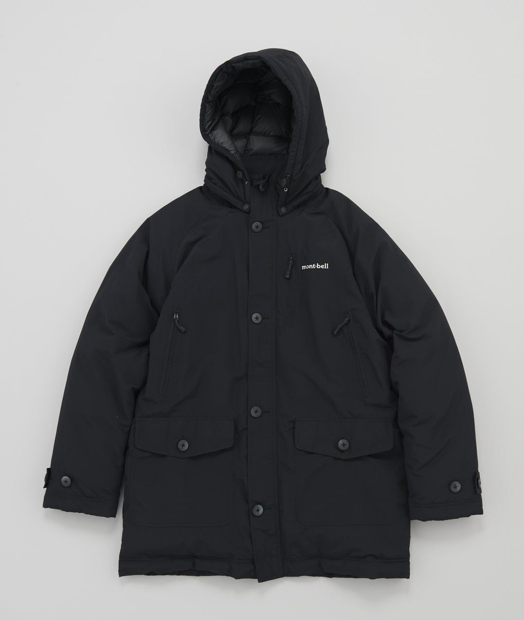 モンベル」のいま買うべきコスパ最高“黒ダウン”7選。1万円台