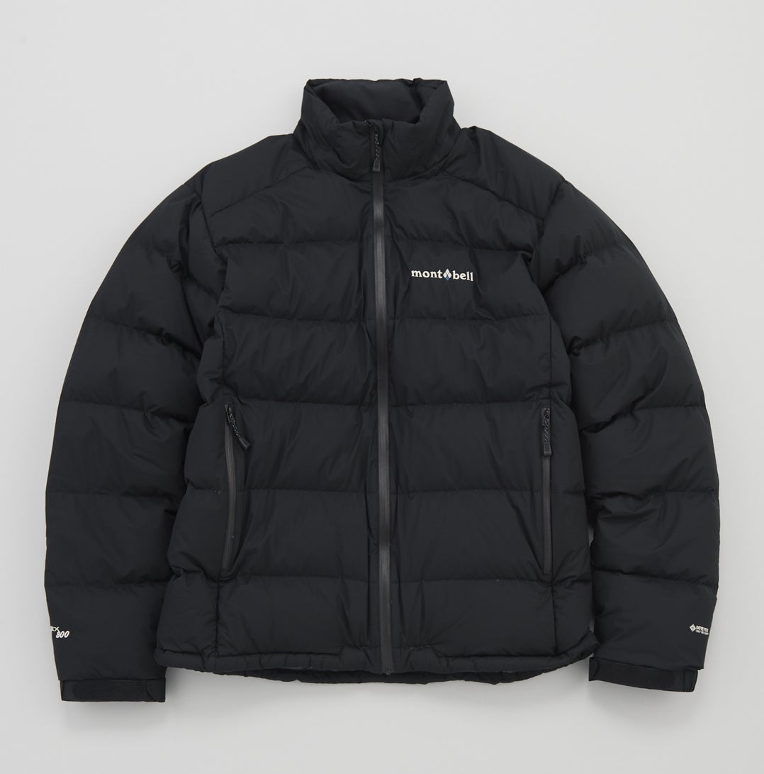 モンベルの2万円台で買える「黒ダウン」の正解着こなし。素材感の違う